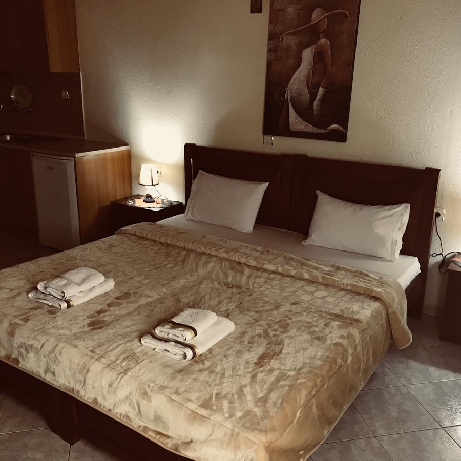 Guesthouse Adonis Като-Лутраки Экстерьер фото
